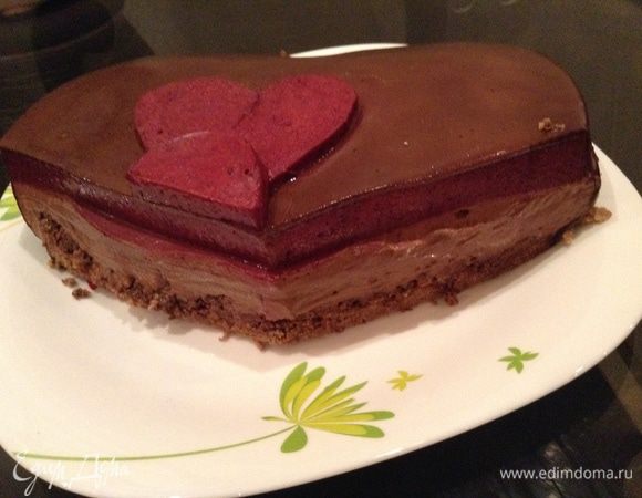 Глазурь: Это глазурь по рецепту киевского кондитера Татьяны Вербицкой. Я использовала и другие ее рецепты глазури, но что касается шоколадной то эта - мой фаворит. Нагреть сахар с водой до 120С. В другой посуде одновременно довести почти до кипения глюкозу и сливки (вместо глюкозы можно использовать жидкий мед). Сироп влить в сливки с глюкозой. В посуде, желательно повыше соединить отжатый желатин, какао и горячую массу, пробить ручным блендером. Данную глазурь нужно использовать при температуре 46-48С. Достать замороженный торт, покрыть глазурью. Украсить на свое усмотрение, я отложила часть ягодного мусса и залила его в маленькие формы сердце которые потом выложила на торт. Поставить в холодильник, хранить только там. Ну и вот такой разрез получился