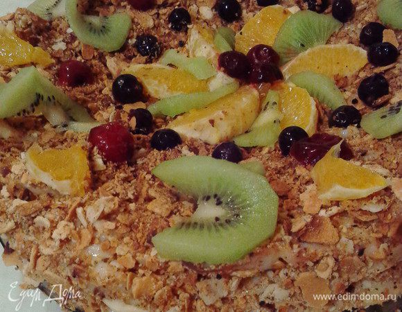  Для крема смешиваем все составляющие (кроме масла) и держим на огне до загустения. Затем, взбивая мягкое масло, добавляем молочную массу. Крем готов. Смазывать коржи можно горячим кремом, по желанию можно добавить орехи и любимые ягодки для кислинки, хотя и без этого вкус отменный.       Украсить произвольно или классически, измельченным в крошку заранее отложеным коржиком.