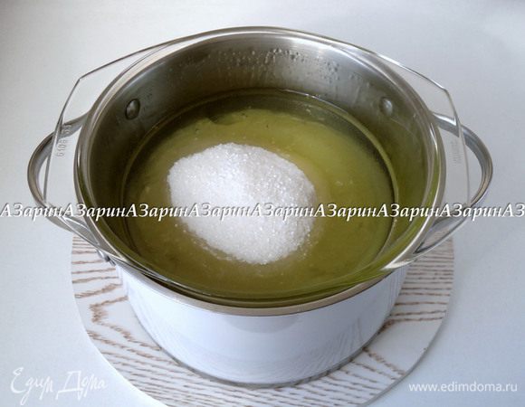 Для крема: На огонь поставить кастрюлю с водой для паровой бани. В кастрюле меньшего диаметра смешать белки, сахар и лимонную кислоту. 
Когда вода закипит, огонь убавить на средний. Кастрюлю с белками поставить на паровую баню, включить на плите таймер на 15 минут, и начинаем взбивать белки. 