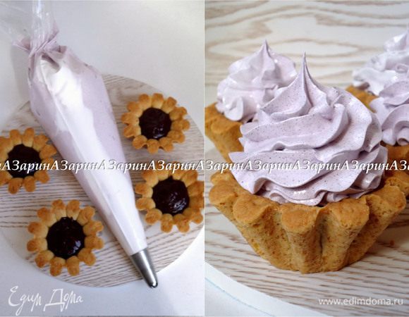Кондитерский мешок наполнить кремом: по боку мешка распределить длинной полосой белый крем, а затем наполнить мешок черничным кремом. На дно корзинок выложить  по чайной ложке черничного керда. Сверху на керд отсадить белковый крем.


