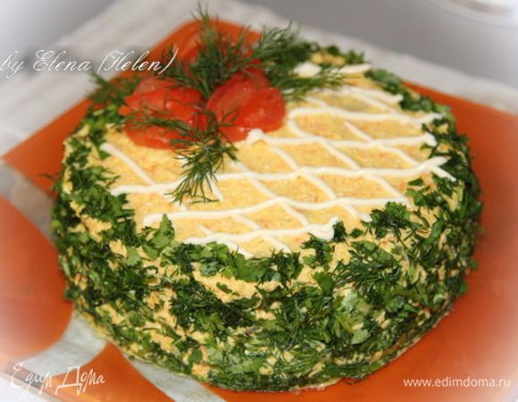 Далее собираем тортик: Каждый блинчик промазываем кремом и укладываем друг на друга. Затем кремом обмазываем и бока нашего тортика. Украшаем по желанию. У меня зелень и помидорные розочки.