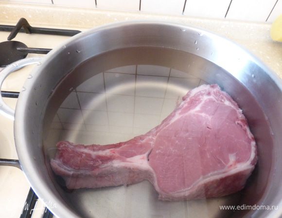 Я готовлю зеленый борщ исключительно из говядины или телятины. В данном случае у меня говяжий антрекот. Подготовленное мясо залить холодной водой и варить от 1,5 до 2 часов до готовности, снимая при закипании пену.