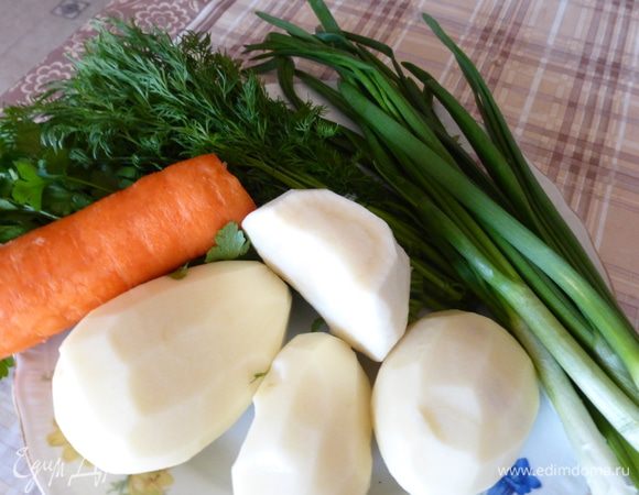 Пока варится мясо, подготовить овощи и зелень.