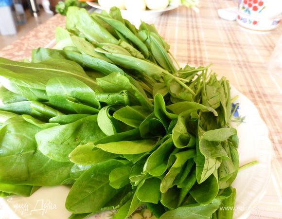 Вымыть и перебрать щавель, обрезать стебли.