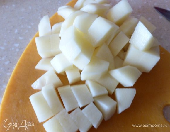 Одновременно кладем в бульон картофель (2-3 шт.), порезанный небольшими кубиками.