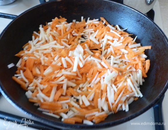 Пока варится картофель режем соломкой морковь и пастернак, которые пассеруем на сковороде несколько минут с добавлением минимального количества растительного масла и тоже отправляем в кастрюлю к нашему будущему борщу. Можно коренья и не обжаривать, тогда их надо положить в бульон одновременно с картофелем.