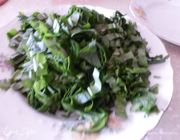 Овощи варятся и должны дойти до готовности, а мы в этот момнент режем щавель.