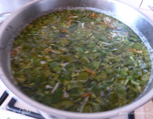 Как только овощи сварились до готовности добавляем к ним щавель , варим буквально 1-2 минуты, пока он не потемнел.