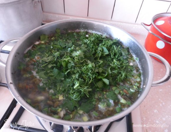 И наконец щедро все это посыпаем зеленью. Еще 1-2 минуты держим кастрюлю на огне, затем выключаем и накрываем нашу кастрюлю с борщом крышкой и  даем ему настояться не менее получаса.