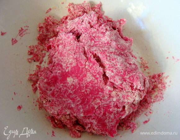 Сначала тесто смешивается и кажется довольно рассыпчатым, потом станет эластичное.