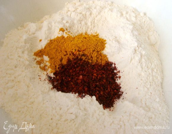 Для желтого теста смешать все ингредиенты, сначала конечно сухие и замесить тесто.