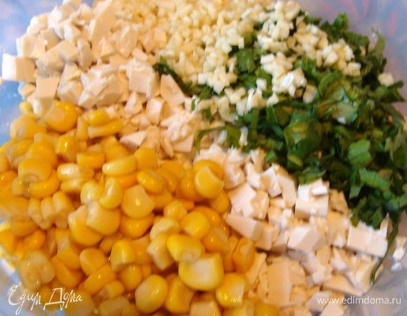 Желтое тесто получается остренькое и пряное, за счет большого кол-ва куркумы, поэтому начинка для него у меня спокойная, из соевого сыра и кукурузы.