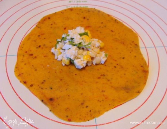 Это желтое тесто и начинка для него.