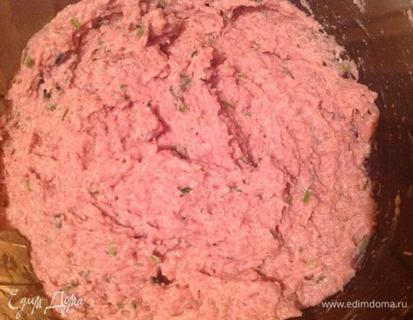 Добавляем к фаршу рубленную зелень, оставшиеся (0,5 ст. л.) соль, перец, корицу, яйца и воду. Все хорошо перемешать.