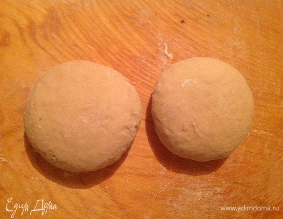 Формируем из теста два шарика.