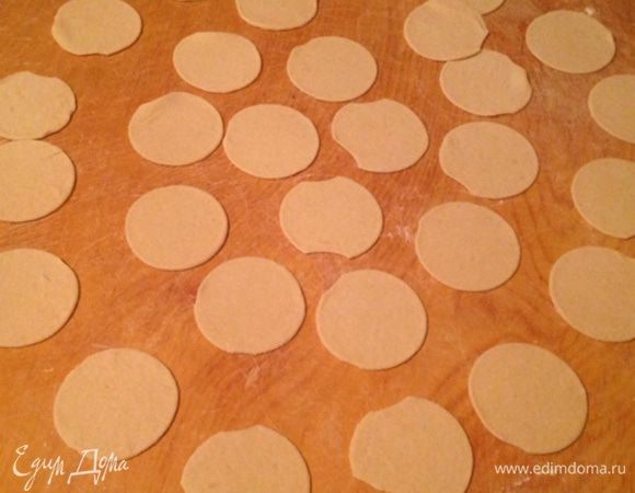 Раскатываем тесто толщиной 1-2 мм и нарезаем кружки (можно и стаканом).