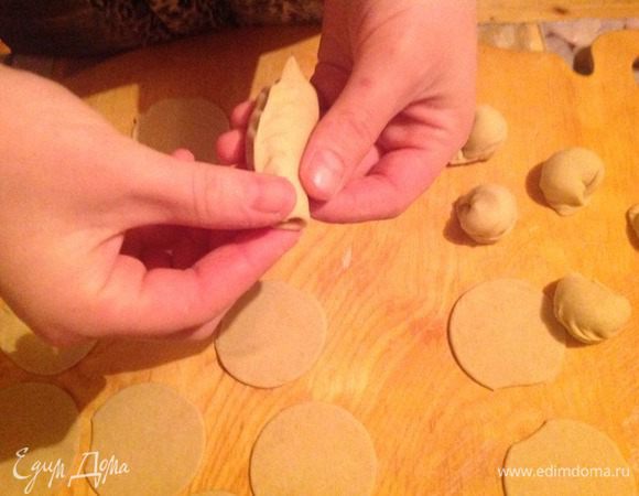 Ставим начинку 1 ч. л. (с горкой) и заворачиваем края, делая форму жгута.