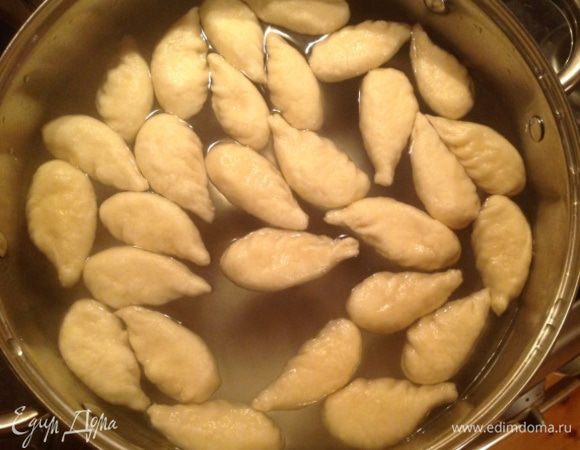 Готовые курзе отправляем в кипящую воду, вариться, примерно на 5-8 мин, сначала на сильном, а после закипания на слабом огне.