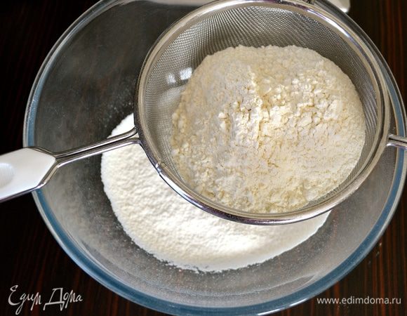 Просеять муку, разрыхлитель и 30 грамм готовой сухой смеси для приготовления ванильного пудинга!