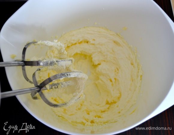 Размягченное сливочное масло взбить вместе с кондитерским сахаром при помощи миксера до получения пышной посветлевшей массы.