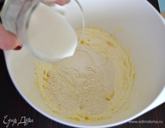 Добавить смесь сухих ингредиентов и молоко и замесить тесто (сменив насадки на электромиксере или тщательно размешав ложкой).