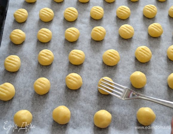 Слегка придавить шарики зубчиками вилки.