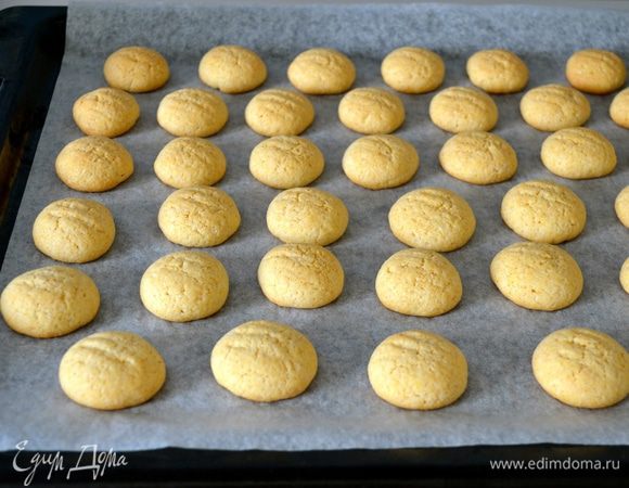 Выпекать в разогретой духовке 15-20 минут до легкого золотистого цвета. Готовое печенье переложить на решетку и остудить.