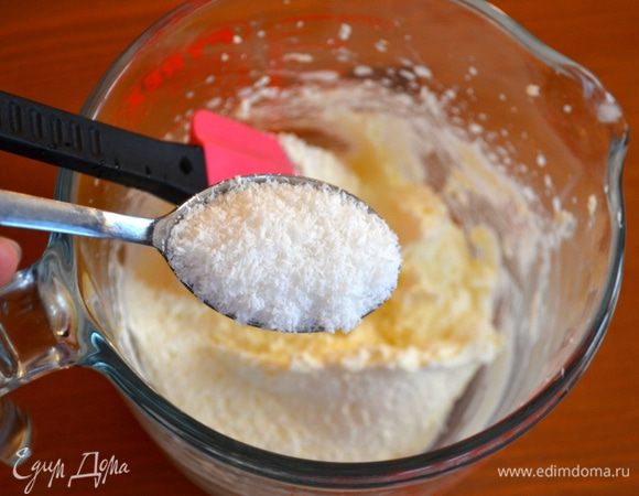 Приготовить крем. Размягченное сливочное масло взбить с сахарной пудрой. Добавить молоко и кокосовую стружку. Перемешать до однородности. Из данного количества ингредиентов для крема его получается чуть больше, чем требуется печенья по рецепту. Но, могу вам предложить смело увеличивать количество теста для печенья. Иначе, могут остаться недовольные тем, что ему/ей не хватило печенья! ;)