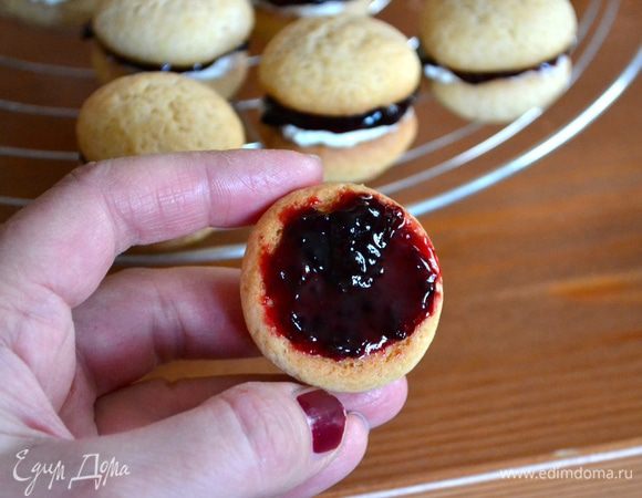 Теперь берем поочередно половинки печенья. Одну половинку смазываем слоем варенья (у меня вместо малинового перетертая с сахаром черная смородина - получилось просто замечательно с точки зрения сочетания вкусов!). Вторую половинку смазать слоем крема. Соединить половинки между собой.
