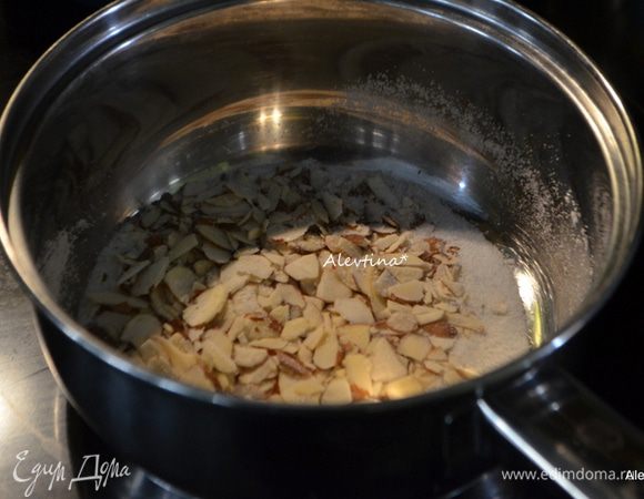 Миндальные лепестки выложить в кастрюлю (с толстым дном,чтоб сахар не пригорел) с сахаром 2 ст. л. поставить на маленький огонь, часто помешивать пока сахар не растворится. Снять с огня, переложить на тарелку и поломать на части. Отставить в сторону.