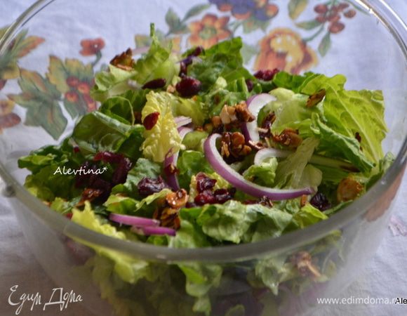 Салатные листья порвать в большую емкость. Луковицу красную нарезать полукольцами, добавить порезанный сельдерей, сушеную клюкву. Закрыть пленкой и поставить в холодильник.