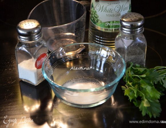 Приготовим заправку для салата, смешав растительное масло и остальные ингредиенты для заправки. Держать в холодильнике до заправки салата.