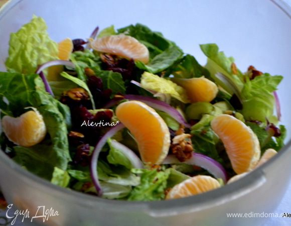 Перед тем как подавать на стол очистим мандарины, разломаем на сегменты. Или баночные сок сладкий слить, выложить в салат, перемешать. Добавить сахарный миндаль.
Полить готовой заправкой и подавать к столу. Приятного аппетита.