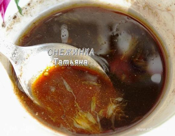 Готовим заправку. Соединяем оливковое масло, выжимаем туда сок апельсина (у меня попадалась мякоть, так как апельсин был очень сочный и мягкий, так даже лучше), добавляем соевый соус, бальзамический уксус. Хорошо перемешиваем, солим, перчим по вкусу.