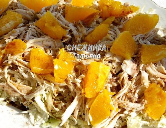 Щедро поливаем салат заправкой.