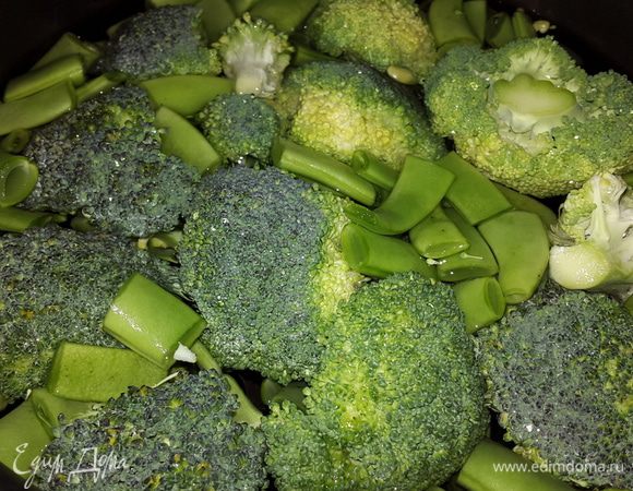 Фасоль помыть и нарезать небольшими кусочками, брокколи разделить на соцветия и бланшировать их вместе в подсоленной воде 7 минут.