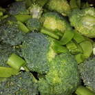 Фасоль помыть и нарезать небольшими кусочками, брокколи разделить на соцветия и бланшировать их вместе в подсоленной воде 7 минут.