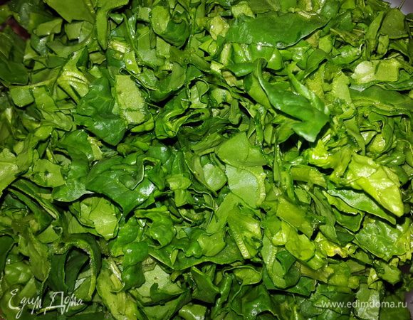 Шпинат помыть, обсушить и нарезать.