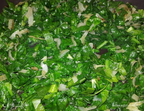 Лук нарезать на четверть кольца, чеснок мелко порубить и обжарить их вместе  на оливковом масле до мягкости. Затем добавить шпинат и тушить на медленном огне  до мягкости шпината.