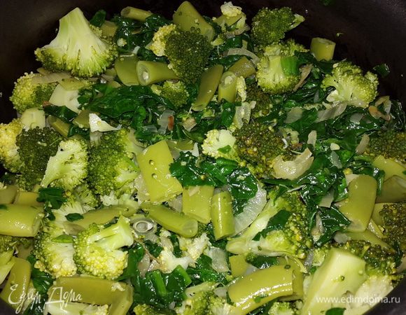 Брокколи с фасолью откинуть на дуршлаг, брокколи порезать на более мелкие кусочки. Смешать шпинат с брокколи и фасолью. (Можно прямо в сковороде где тушился шпинат, можно переложить в кастрюльку). Посолить, поперчить, добавить немного горячей воды, накрыть крышкой и тушить на медленном огне примерно 15 минут.