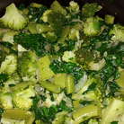 Брокколи с фасолью откинуть на дуршлаг, брокколи порезать на более мелкие кусочки. Смешать шпинат с брокколи и фасолью. (Можно прямо в сковороде где тушился шпинат, можно переложить в кастрюльку). Посолить, поперчить, добавить немного горячей воды, накрыть крышкой и тушить на медленном огне примерно 15 минут.