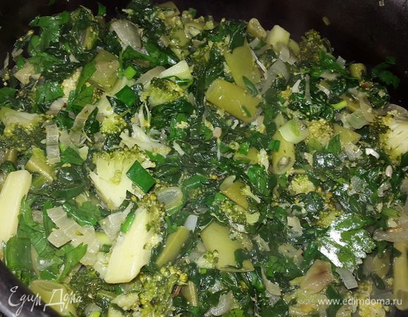 Петрушку и зеленый лук мелко нарезать и добавить к остальным овощам, перемешать и тушить ещё 5 минут.