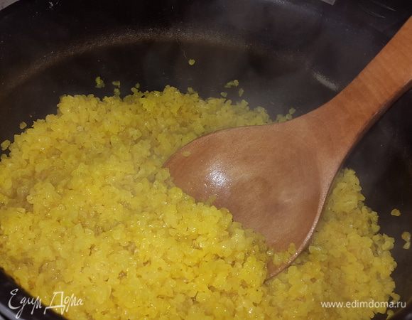 Кускус отварить с оливковым маслом, солью и куркумой. Я просто заливаю небольшим количеством холодной воды, солю, добавляю куркуму и масло, перемешиваю и варю на медленном огне до испарения жидкости. Затем накрываю полотенцем и даю постоять.