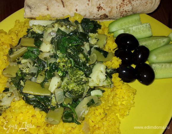 Выложить на тарелки кускус, сделать в нём "ямку" и в неё выложить зеленый микс. 

Приятного аппетита!