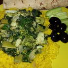 Выложить на тарелки кускус, сделать в нём 