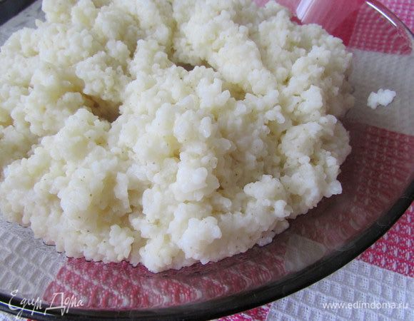 В слегка подсоленной воде сварить рассыпчатую кашу. Дать остыть.