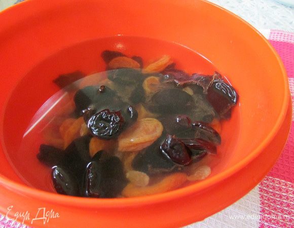 Курагу, чернослив, изюм хорошо промыть и залить кипятком. Оставить в горячей воде до мягкости сухофруктов.