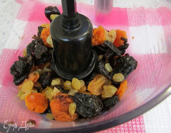 Затем слить воду. Сухофрукты выложить в чашу блендера и измельчить до однородности.