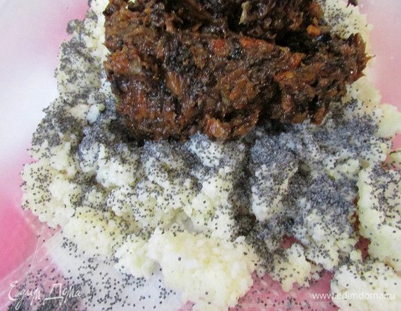 Соединить пшенную кашу, сухофрукты. Добавить мед и мак. Массу хорошо перемешать.