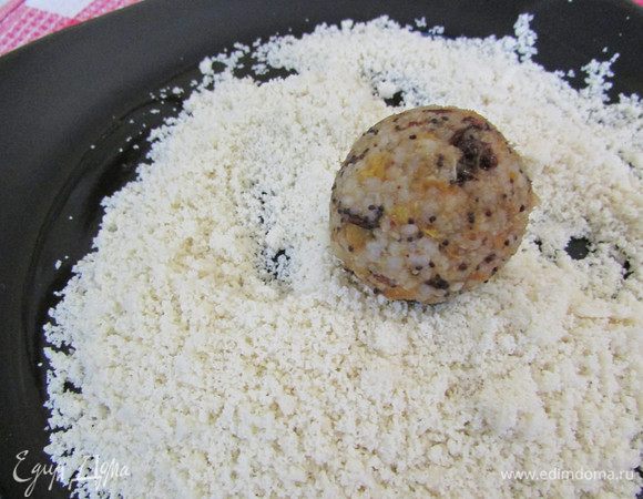 Часть конфет обвалять в ореховой стружке.